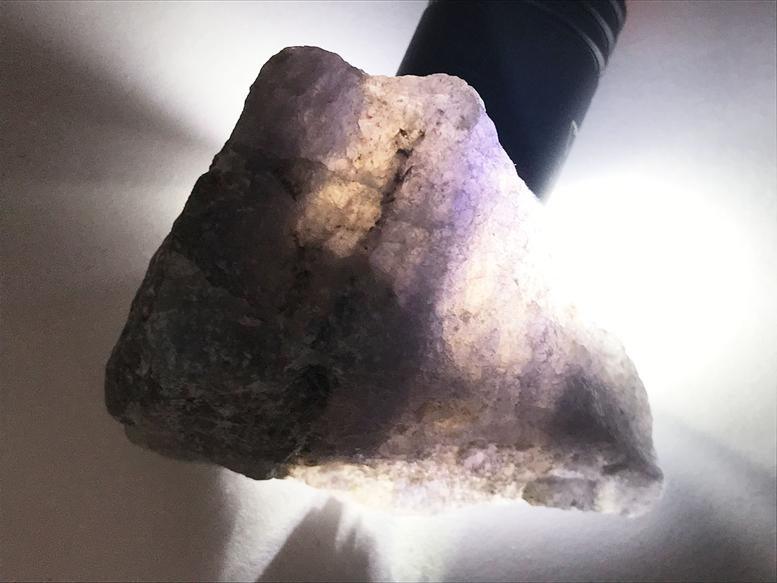 エロ アカタマ 菫青石（きんせいせき、Cordierite、コーディエライト、コルディエライト、コーディアライト、Iolite、アイオライト、Water  sapphire、ウオーターサファイア、Dichroite、ダイクロアイト、二色石) – 天然石・推奨・鉱物原石専門店 【The Stone of  WAKOU】